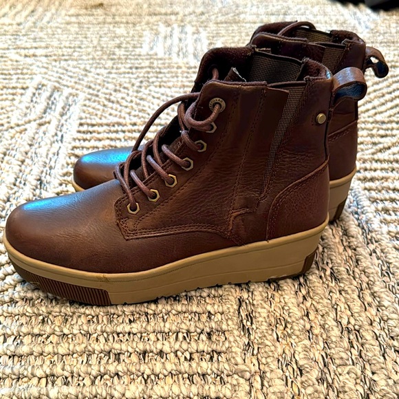 Caterpillar Shoes - Caterpillar Women’s Brown Leather Ankle Boots - 7